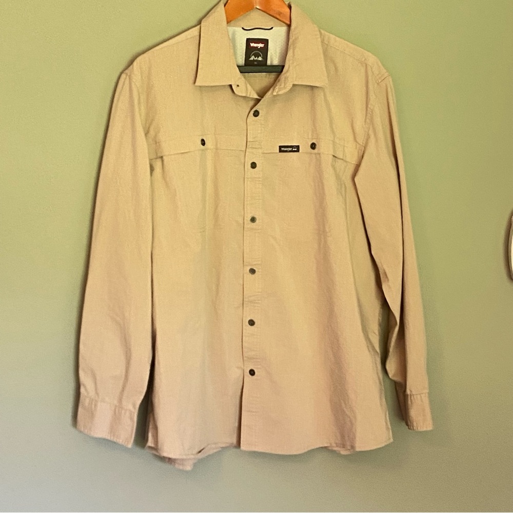 XL mens wrangler button up. Prefect for your next western look.